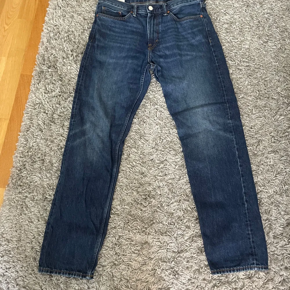 Säljer ett par blå jeans från H&M i modellen 'Relaxed'. De har en avslappnad passform och är perfekta för en casual look. Jeansen är i bra skick och passar mig som är 185 cm lång.. Jeans & Byxor.