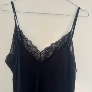 Intimissimi linne - Linne från Intimissimi, storlek L!  Använt 1 gång och helt perfekt under en kavaj för fest! 