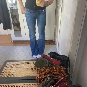 Jeans med snörning - Jättesnygga bootcut jeans med snörning  vid gylfen! Från pull and bear