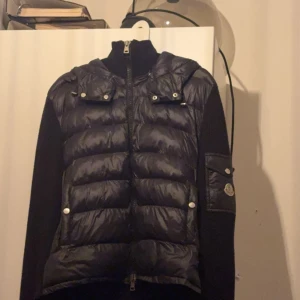 Moncler Maglione Tricot - En jacka som är köpt här på Plick, säljer pga liten storlek annars är den i ett bra skick o fler bilder kan man få privat