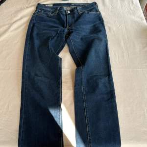 Jeans från Levi’s - storlek 30/34  - Jeans från Levi’s med mörkblå tvätt. Storlek W30 och L34. Knappt använda så nästintill nyskick. Modell 511, dvs Regular fit.