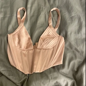 Satin korsett topp  - Bra skick, storlek medium men går att ha som small också 💓