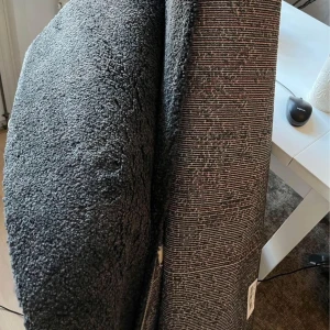 Mörkgrå matta (133x195 cm) - Mörkgrå matta från IKEA (modell: Stoense) i fint skick. 133x195 cm.