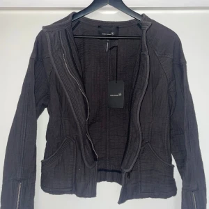 Isabel Marant Jacka (Helt ny) - Selling my Isabel Marant jacket in dark brown, size 0 (fits an XS and S), new and never worn (tag is still on).  Write a Dm for more pictures 🫶