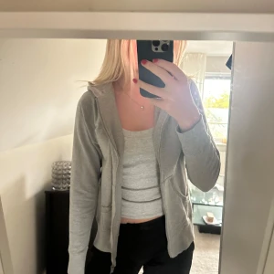 Grå kofta - En grå kofta i stolek M. Perfekt nu till hösten och vintern. Säljer då jag har två. Använd cirka 2 gånger. ❤️