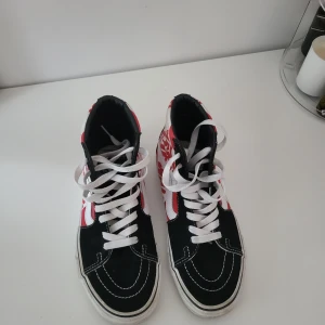 Vans skor - Fina vans skor lite missfärgade sulor som självklart tvättas innan de postas, men lite använda och snygga pris kan självklart diskuteras