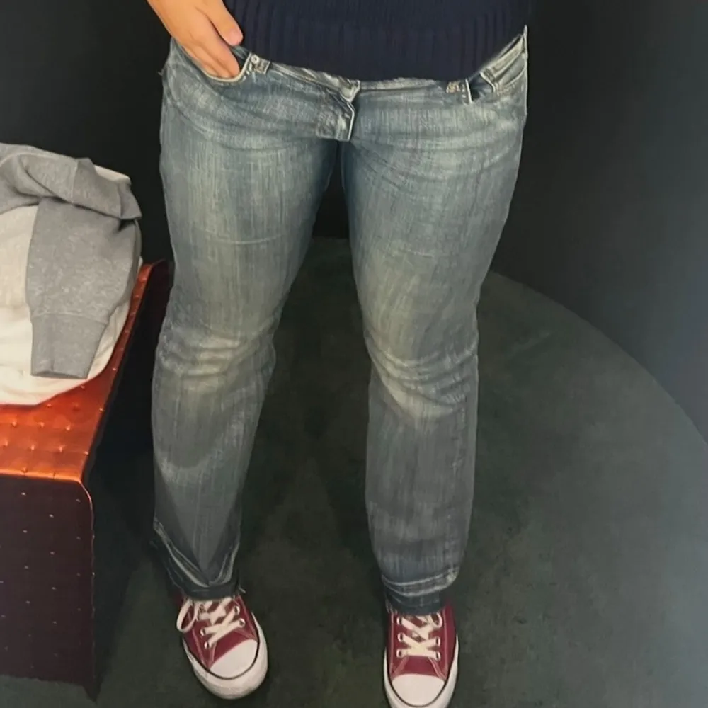 Säljer mina blåa ganni jeans för de är för korta för mig. Jag är 175cm lång. Storlek 31. Köpte dem på nk i stockholm.. Jeans & Byxor.