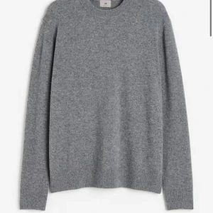 Hm premium stickad tröja  - Org pris 600 säljer eftersom jag inte gillar den färgen av grå på mig fick den i födelsedagspresent 