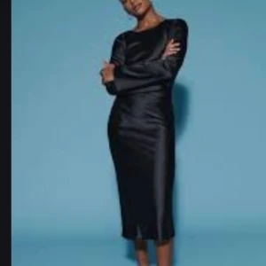 Svart satinklänning - Klänningen är i storleken xs men passar mig som bär storleken s/m