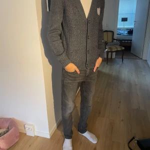 Merino ull cardigan/ Morris  - Väldigt bra skick, inprencip ny skick. Material- merinoull  Färg- grå   183cm på bilden 