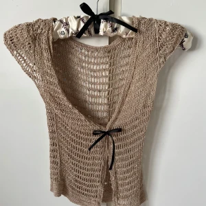 Topp - Såå fin kofta som tyvärr var för liten för mig så jag har inga bilder på..🍒 snöret går självklart att ta bort ifall man endast vill ha den öppen🎀