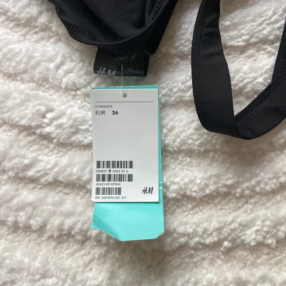 Baddräkt från H&M i storlek 36. Den är helt ny, plomberad med prislapp kvar. Köpt för 249kr, helt slutsåld. Banden korsar där bak och baddräkten har en hög benskärning. . Övrigt.