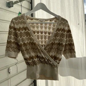 Trendig topp - Söt topp med V-ringning, inga defekter som ny!🌸