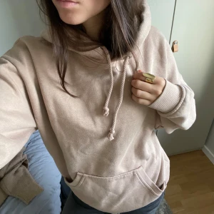 Beige hoodie bikbok - Säljer denna beige/bruna hoodien ifrån bikbok. Den är i bra skick. 🤎 Storlek: XS men passar perfekt på mig som har S.
