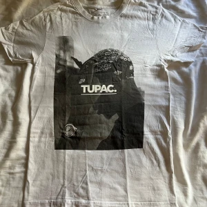 2pac tshirt - Vit 2pac tshirt med tryck på framsidan i jättebra skick💕storlek S