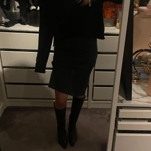 Kjol - En superfin kjol från cos som är så snygg till boots 🤗  Halvlång vilket är väldigt trendigt just nu.  Prislappen på och nypris 1000kr