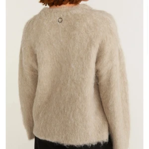 Mohair tröja - Säljer denna mohair tröja från Sthlm lm. Sparsamt använd, inköpt i våras. Nypris 999. Sticks inte !