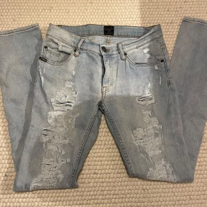 Jeans med slitningar - Säljer dom här jeansen med slitningar vid låren. Märket är tiger of sweden, de är i storlek S. Skriv för fler frågor!🤍