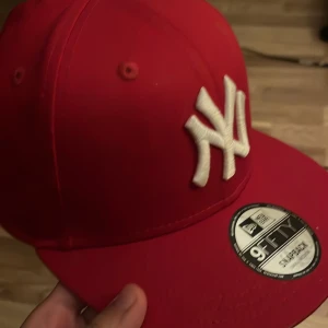 New era keps - Rätt så oanvänd new era keps💪 Är fortfarande i perfekt skick och är knappt använd, frakten kan jag stå för. Kontakta mig för mer bilder/ frågor