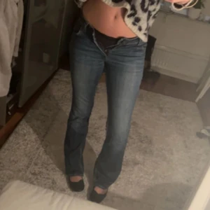 Bootcut lågmidjade jeans - Fina jeans från Lee. Ett litet hål i end backfickan men annars i bra skick! Säljer då den inte passade, (bilderna är lånade och hon är 175cm). 