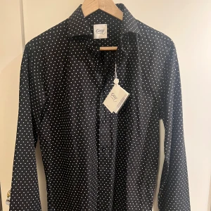 Skjorta - Oscar of sweden skjorta Storlek M/slim fit Ny pris 1700 Helt oanvänd