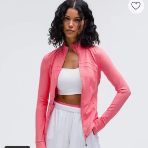 Lululemon - Rosa lululemon tröja i storlek 6 motsvarar S, aldrig använd men finns inga lappar på.