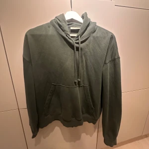 jättefin grön hoodie - superfin grön hoodie från Weekday💓lite oversized men bara snyggt💗