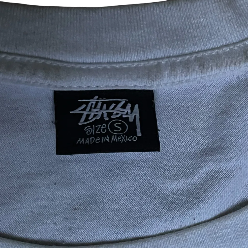 Fet stüssy tee säljer pga inte kommit till användning o behöver pengar! pris pga fläckar! 🙌. T-shirts.