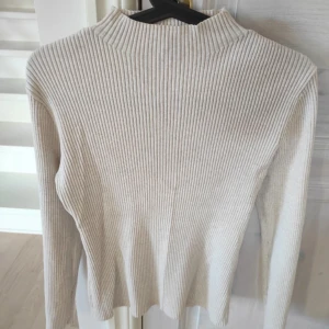Naturvit/vitbeige tröja - Köpt secondhand men var för stor för mig. Fint skick!