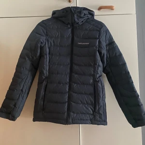 Peak performance jacka - Använd kanske 1 gång ungefär, så väldigt bra skick. Storleken är S och är lite åtsittande i passformen. Två sid fickor och en ficka på ena ärmen samt två inne fickor. Nypris är ungefär 3000 beroende på vart du köper jackan