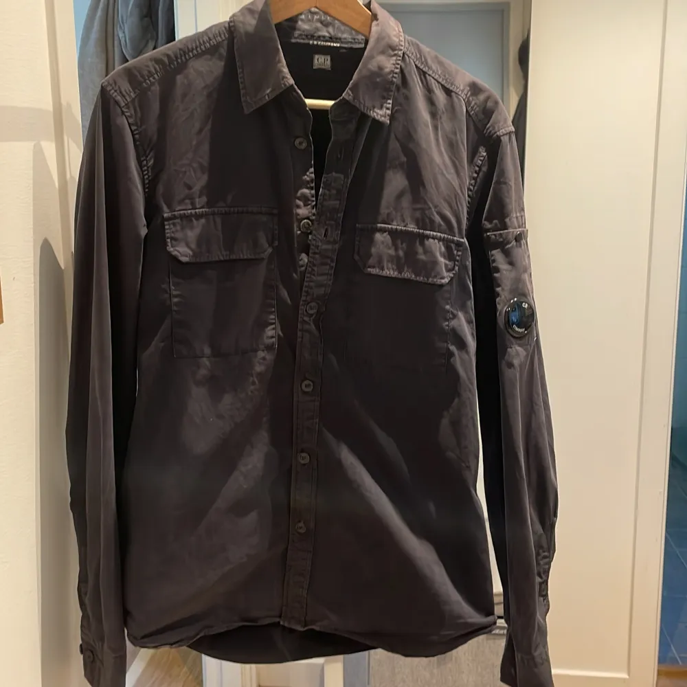 Säljer en overshirt från C.P company i storlek s som passar mig ganska perfekt och jag är ish 180, den är köpt på nk för länge sedan och kvitto saknas därmed det billiga priset! Skick 8/10. Skjortor.