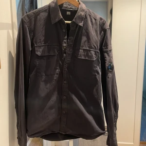 Svart långärmad skjorta - Säljer en overshirt från C.P company i storlek s som passar mig ganska perfekt och jag är ish 180, den är köpt på nk för länge sedan och kvitto saknas därmed det billiga priset! Skick 8/10