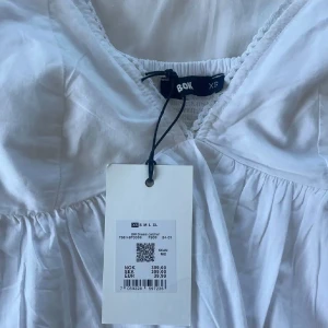 Vitt linne bikbok  - Xs, aldrig använd har lappen kvar, vitt, bikbok, linne 
