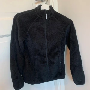 Svart ridtröja i fleece  - Säljer denna svarta ridtröja i fleece, använd endast 1 gång ☺️ tröjan har reflex och rymliga fickor. Märket är rosetti. Storlek 146/152 barn men passar xxs i vuxen 👍