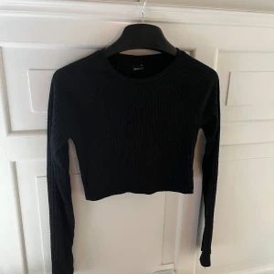Stickad gina tröja  - Kort stickat ribbad tröja.  Från gina tricot 🥰 storlek M men jag skulle säga att den är mindre men är väldigt stretchig  