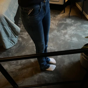 Replay Jeans  - Säljer mina blå bootcut jeans från  replay  då de inte kommer till användning stl 25 💕väldigt bra skick, skriv vid fler frågor 