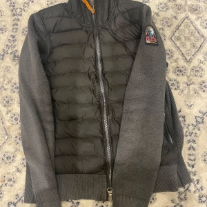  parajumper jacka - Parajumper jacka herr använd mycket föra vintern men de är inga skador osv på den 