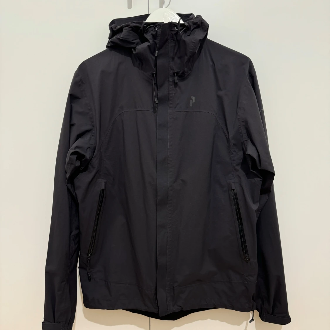 Svart vindjacka från Peak Performance