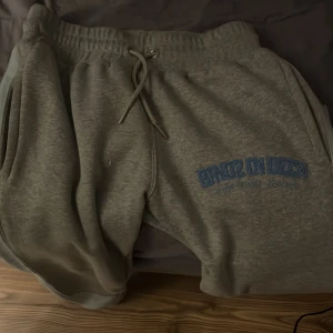 Byxor  - Säljer mina bandsondeck byxor har blivit tjock boys så dom passar inte smalla mig längre, haft dom ett tag men inte använt på något år, dom är i bra skick. Pris kan diskuteras 