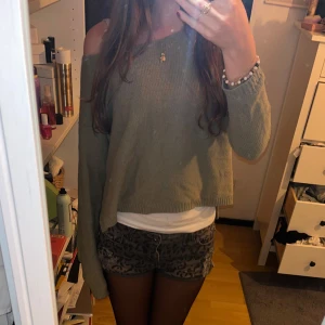 Stickad grå/grön tröja - Fin grå/grön aktig stickad tröja💕Den är använd men har inga defekter. Tröjan är storlek M men jag brukar oftast ha xs/s💗