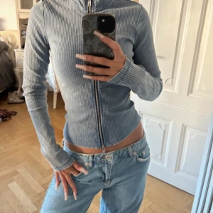 Skjorta med dragkedja - Säljer denna skjorta med dragkedja  I färgen blå  Bra som ny Använd den en eller två gånger Søg efter dette på Google