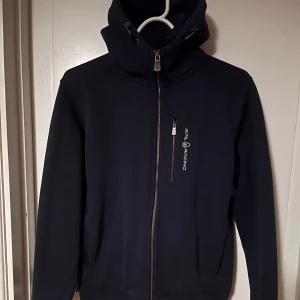 Sail racing Bowman Zip - Säljer denna feta Sail racing tröjan då den inte passar längre. Den är i storlek S. Kvalite 7/10 den har inga större slitage förutom små fläckar som inte syns så mycket. Kan gå ner i pris vid snabb affär. Hör gärna av dig vid eventuella frågor😄