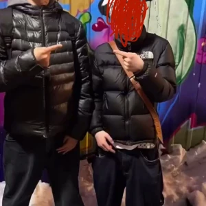North face S - Hejj!!? Säljer north face jacka för billigt pris då jag behöver snabba para yäni. Använd en vinter, 2 månader ish. Jag har växt ur den och behöver para så därför säljer jag billigt. Skriv i dm för mer och bättre bilder. 