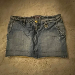 Kjol - En jättefin jeanskjol som jag säljer för att den inte kommer till användning💕Den är aldrig använd så den är som ny