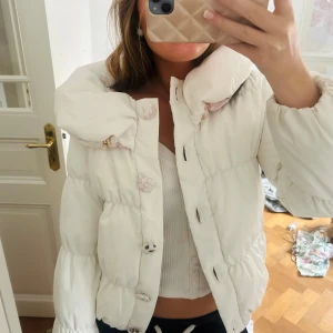 Missoni jacka  - Den perfekta höst/vinter jackan från Missoni. Unikt mönster innuti jackan. Köpt vintage i Paris💖💖🥰Snygg och perfekt nu till hösten🍁🍁 Storlek står inte i jackan men skulle säga en typisk S, perfekt skick!