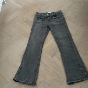 Gråa jeans  - Jätte fina jeans tyvär är dom små på mig 