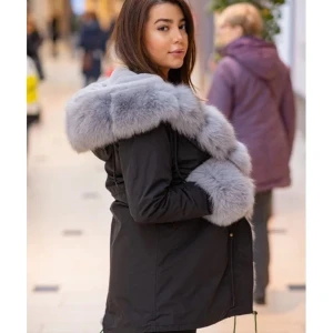 Vinterjacka  - En varm och mysig vinterjacka,den är i bra skick då den bara är andvänd en vinter. Alla päls delar på jackan går att ta av och på, jackan är ren och kemtvättad. 