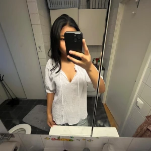 Vit blus  - Super fin blus som jag köpte i USA men som aldrig kommit till användning! Nypris 400kr mitt pris 250kr, använd köp nu 🤩