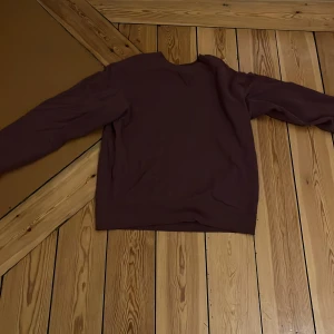 Lila tröja i bra skick - Riktigt bra skick lila tröja säljer för det inte är min stil. 