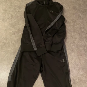 Ea7 dress - En jättesnygg ea7 dress i storlek medium. Snygga detaljer på sidorna med loggan. 9.5/10 skick. Priset kan diskuteras vid snabb affär!